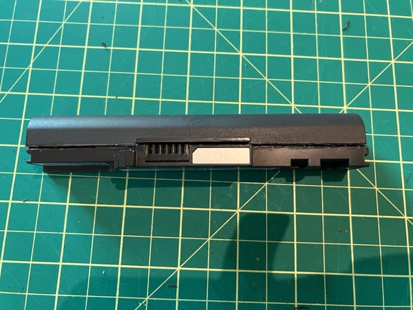 The battery case has been cut in half along the welding line. 